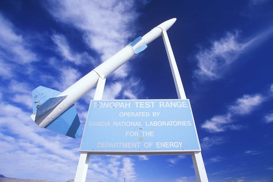 Bãi thử nghiệm Tonopah ở Nevada, nằm cách Khu 51 khoảng 100km về phía tây bắc, đã thu hút các nhà theo thuyết âm mưu về sử dụng máy bay thử nghiệm và máy bay bí mật.