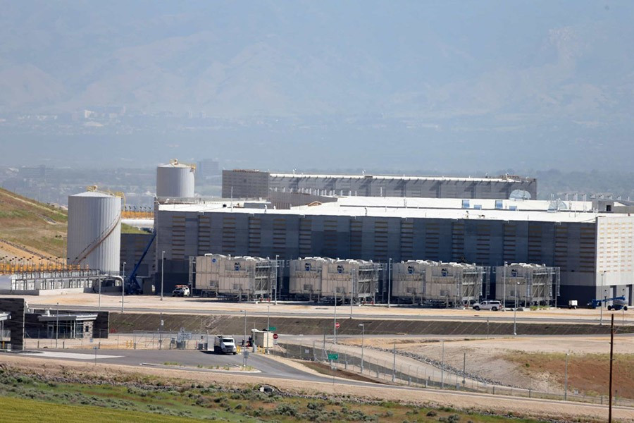 Trung tâm Dữ liệu Utah nằm ở sa mạc Utah, được gọi là Trung tâm dữ liệu sáng kiến an ninh mạng quốc gia của cộng đồng tình báo, được cho là giám sát tất cả các hoạt động trực tuyến và điện thoại.