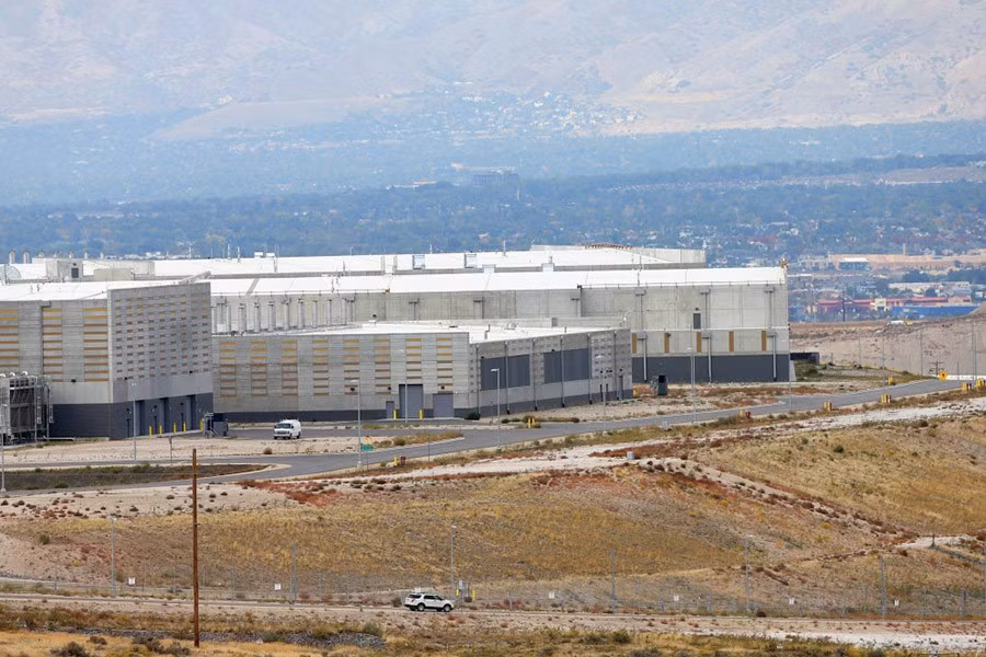 Bao phủ gần 140.000 m2, đây là một trong những trung tâm dữ liệu lớn nhất ở Mỹ. Trang web của Trung tâm hiển thị rõ ràng phương châm: “Nếu bạn không có gì để che giấu, bạn không có gì phải sợ hãi”.