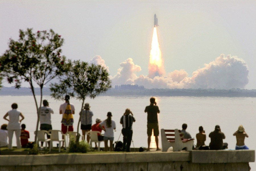 Theo một bài báo trên Space Daily năm 2010, Boeing X-37B đang được sử dụng làm vệ tinh do thám hoặc vận chuyển vũ khí từ không gian. Có tin đồn cho rằng X-37B còn được dùng để phá hoại tàu vũ trụ của các nước khác.