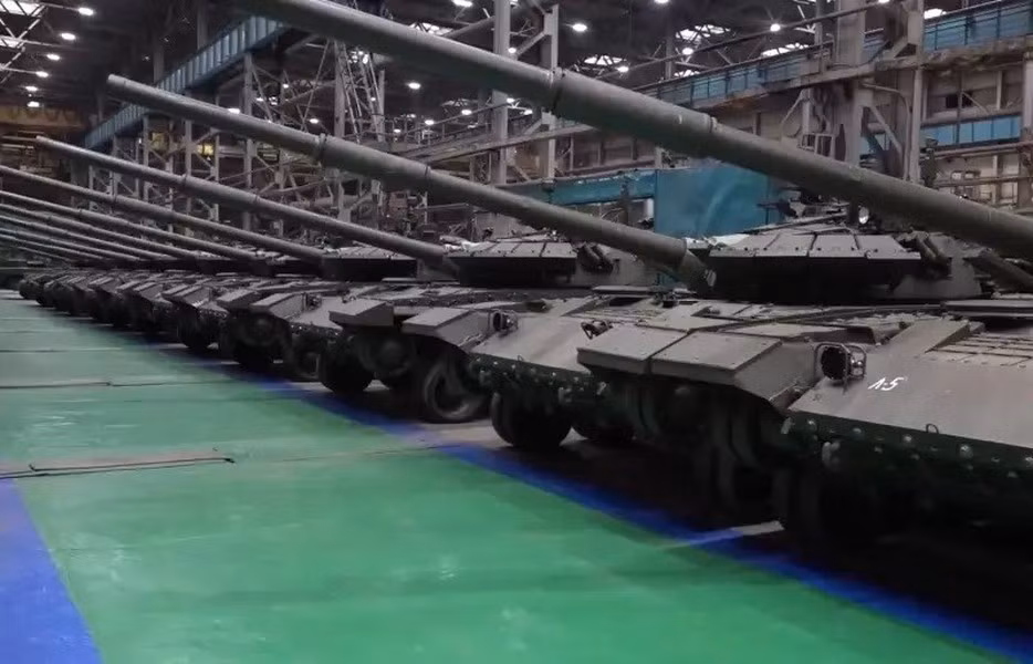 Báo chí Nga mới đây đã đăng tải hình ảnh Bộ trưởng Quốc phòng - Đại tướng Sergei Shoigu đi kiểm tra việc thực hiện hợp đồng sản xuất vũ khí cấp nhà nước tại Nhà máy thiết giáp Omsk.