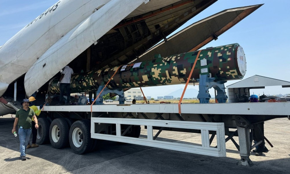 Lực lượng tiếp nhận dường như là thủy quân lục chiến Philippines. Giới chức nước này chưa bình luận về thông tin.