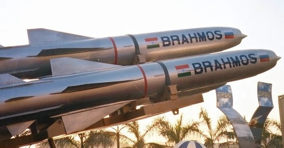 Hệ thống tên lửa Brahmos có khả năng phóng từ bệ phóng nằm theo phương chéo hoặc theo phương thẳng đứng, được lắp đặt trên tàu nhằm phá hủy tàu của đối phương.