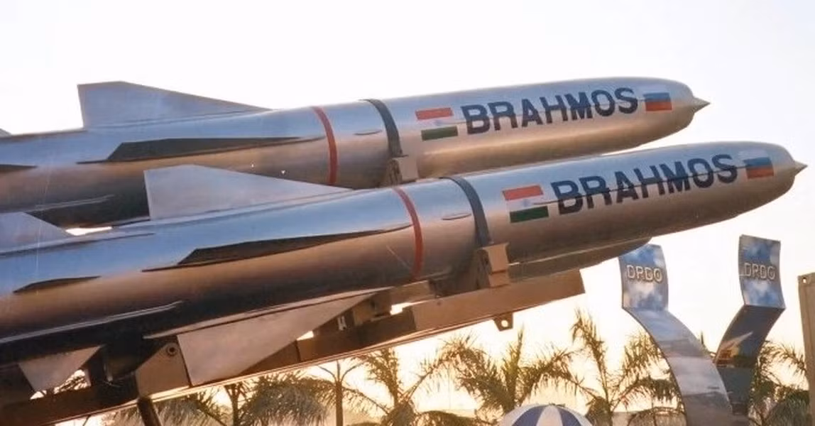 Hệ thống tên lửa Brahmos có khả năng phóng từ bệ phóng nằm theo phương chéo hoặc theo phương thẳng đứng, được lắp đặt trên tàu nhằm phá hủy tàu của đối phương.