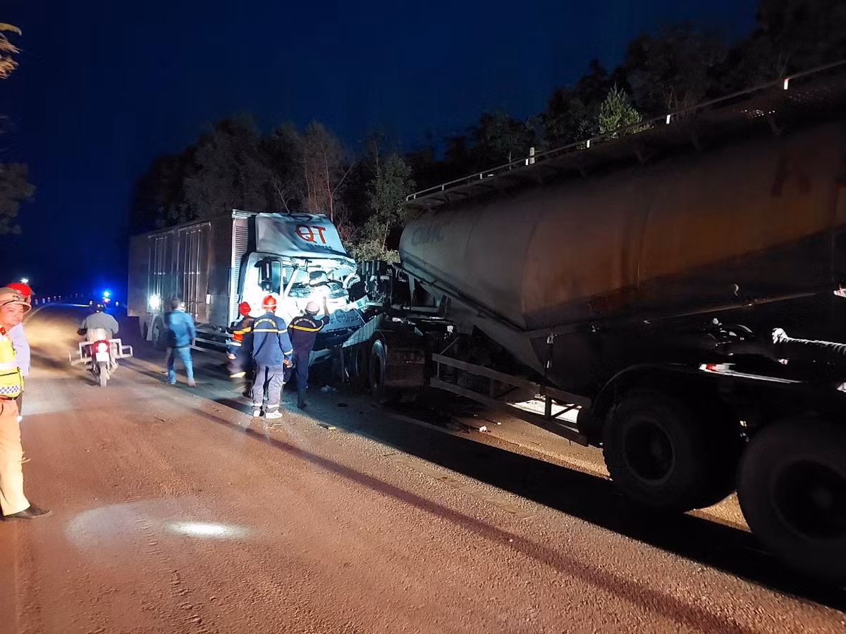 Xe tai doi dau tren duong Ho Chi Minh, 2 nguoi thuong vong-Hinh-2