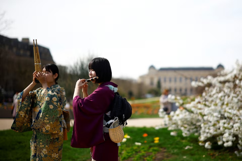 Saiki Kukuri và một người bạn chơi các nhạc cụ truyền thống của Nhật Bản tại Vườn bách thảo Jardin des Plantes vào ngày đầu xuân ở Paris, Pháp, ngày 20/3.