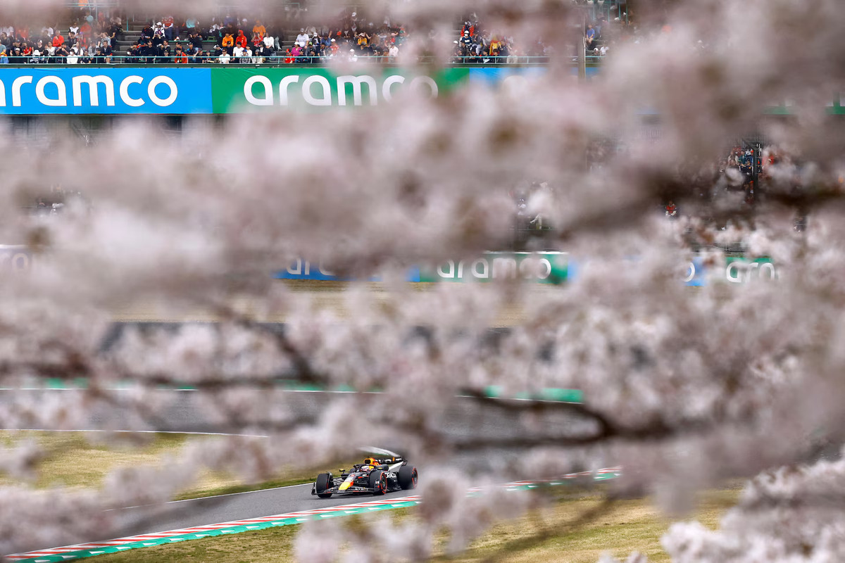 Hình ảnh tay đua Công thức 1 - Max Verstappen của Red Bull sau bóng hoa anh đào trong vòng loại cho Giải Grand Prix Nhật Bản ở Suzuka, Nhật Bản, ngày 6/4.