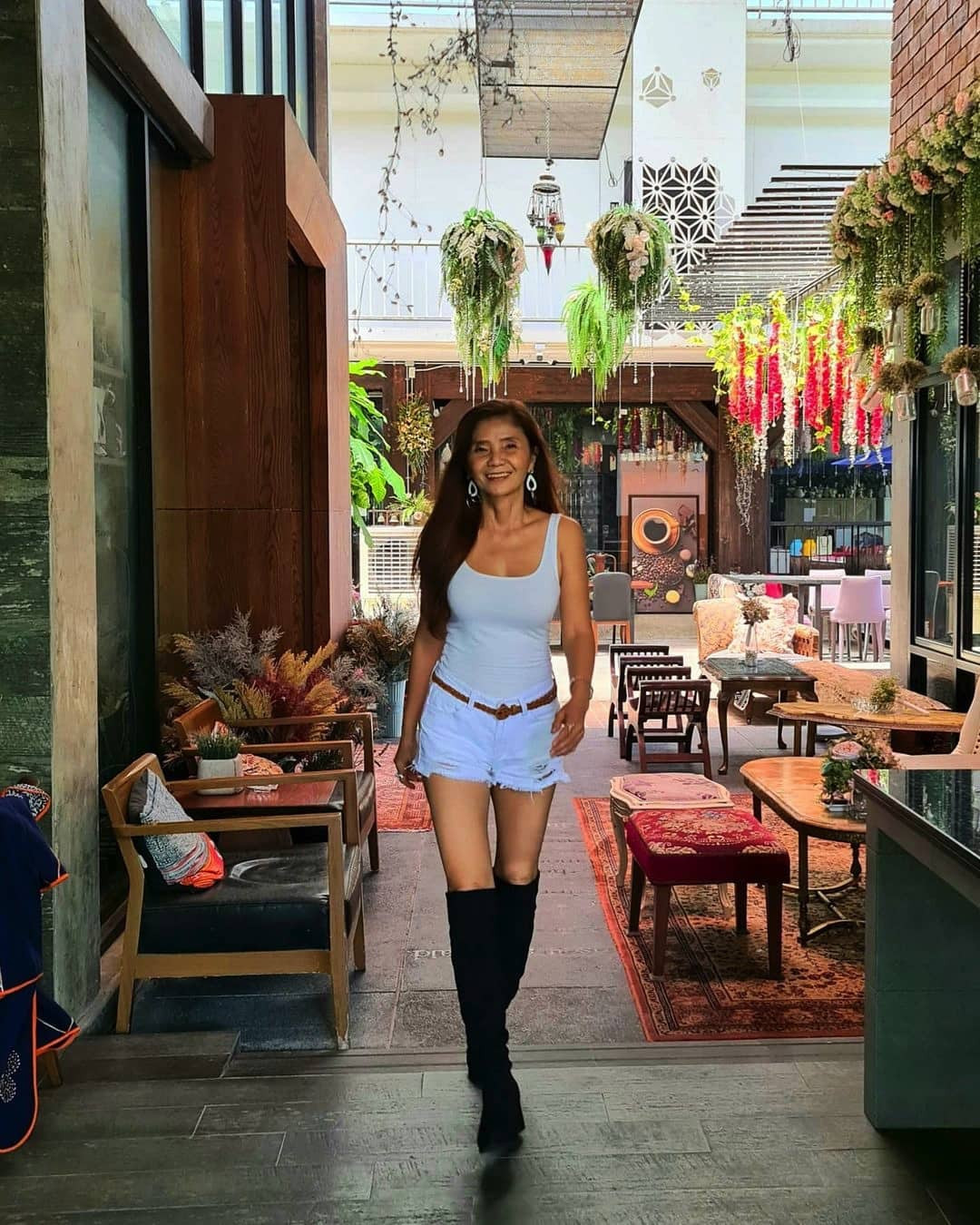 Dù đã 56 tuổi nhưng bà Sopit không ngại mặc những trang phục vốn dành cho giới trẻ như crop-top, quần short jeans rách, giày sneaker...