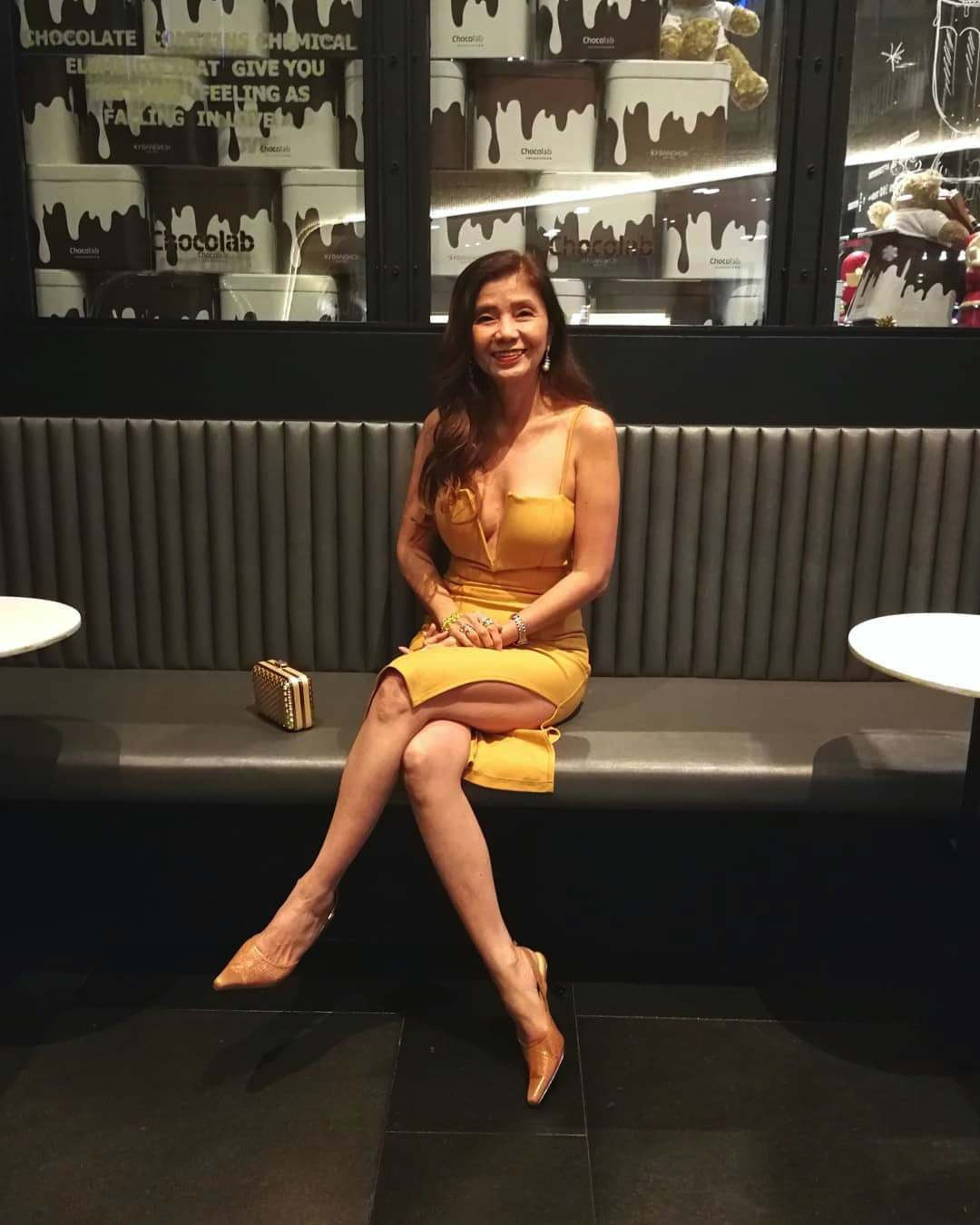 Từ màu sắc trang phục đến phụ kiện đều được kết hợp một cách vô cùng ăn ý giúp bà Sopit đi đến đâu cũng toả sáng. Bà cũng không ngại chinh phục những thiết kế đầm xẻ cao, khoét sâu hun hút đầy thách thức mỗi khi đi dự tiệc.