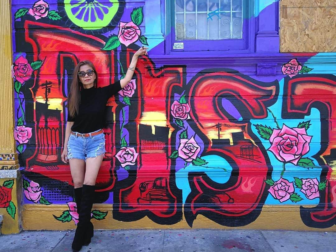 Bà thường xuyên đăng lên mạng xã hội những hình ảnh ghi lại phong cách hàng ngày. Mỗi set đồ đều được kết hợp chỉn chu, thể hiện style sành điệu.