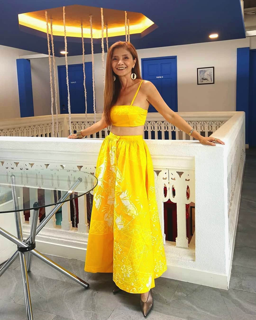 Với kiểu chân váy xoè bồng này, bà ngoại U60 mix cùng croptop 2 dây khoe vòng eo săn chắc.