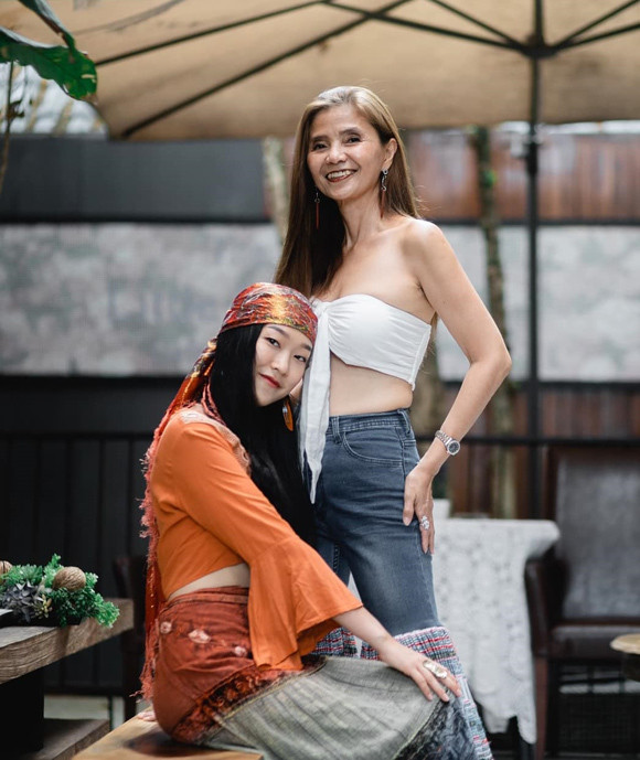 Gu thời trang của bà thậm chí còn táo bạo hơn cả cô con gái độ tuổi 20.