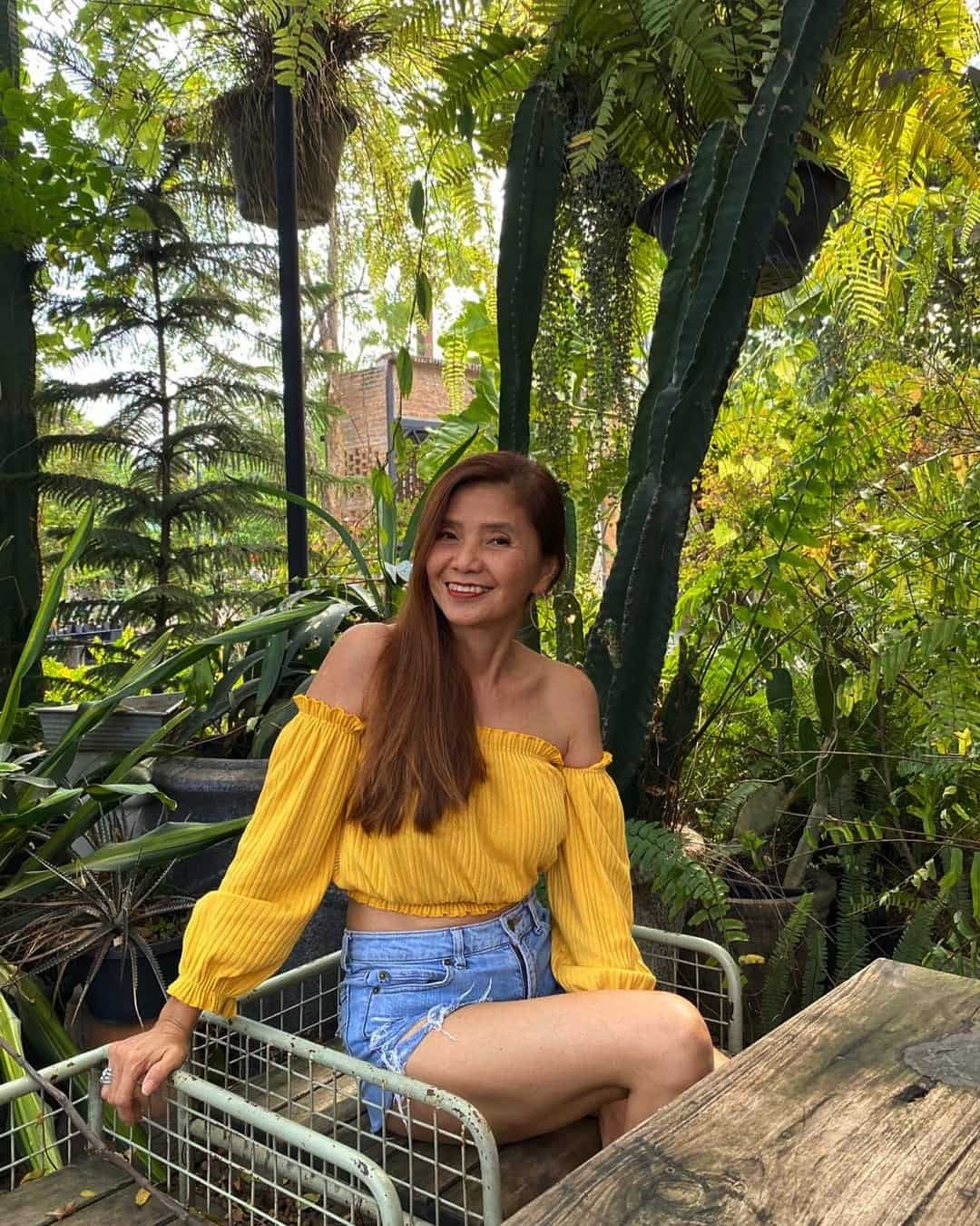 Crop-top và quần short là hai items được bà Sopit thường xuyên kết hợp trong các set đồ hàng ngày.