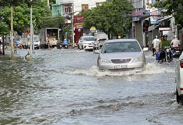 Mien Bac troi ret, Trung Bo tiep tuc mua lon tren dien rong