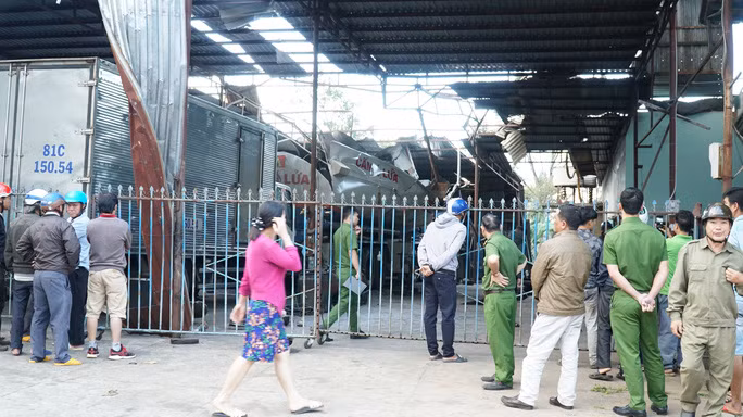 No xe bon, 3 nguoi nguy kich