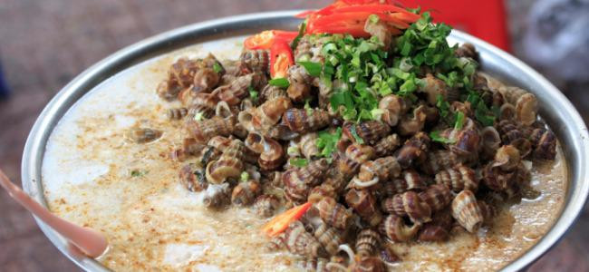 Ốc sên hầm: Đây là món ốc sên, ấu trùng sừng nâu và những con tằm được hầm trong một loại nước sốt kỳ lạ cùng với hành lá. Đặc sản kinh dị này trông có vẻ khá kỳ quặc nhưng rất được những người dân ở vùng Nagaland ưa thích và có mặt trên hầu hết các đường phố ở nơi đây.