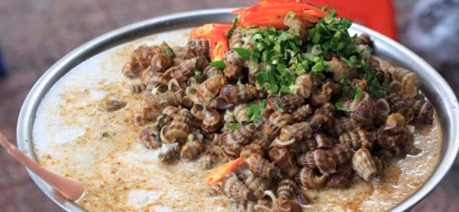 Ốc sên hầm: Đây là món ốc sên, ấu trùng sừng nâu và những con tằm được hầm trong một loại nước sốt kỳ lạ cùng với hành lá. Đặc sản kinh dị này trông có vẻ khá kỳ quặc nhưng rất được những người dân ở vùng Nagaland ưa thích và có mặt trên hầu hết các đường phố ở nơi đây.