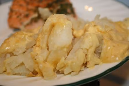 Phan Pyut là khoai tây được để thối, sau đó ăn trực tiếp hoặc đem chế biến cùng gia vị. Nhiều người cho biết món này có vị khá ngon. Ảnh: Internet.