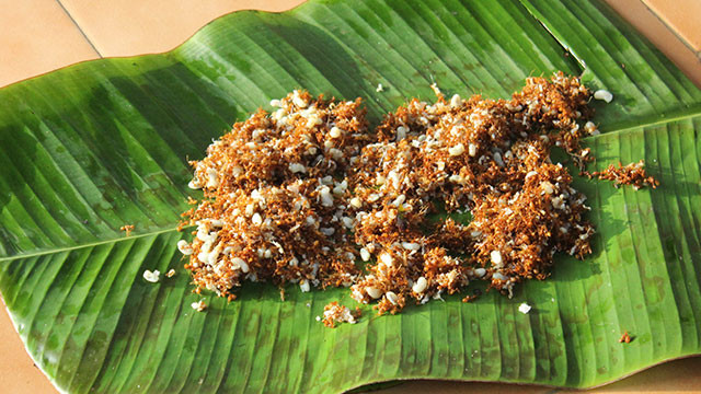 Nước sốt kiến đỏ: Tại các vùng hoang dã của Batsar ở Chhattisgarh, có một món đặc sản khá kinh dị được gọi là chaprah. Chaprah là một loại nước sốt đặc biệt được làm từ dịch và trứng của kiến đỏ. Kiến đỏ được sấy khô, sau đó nghiền nát rồi trộn lẫn với muối và chất tạo ngọt. Loại sốt này có vị ngọt và hơi cay do kiến đỏ có chứa axit formic được cho là tốt cho sức khỏe.