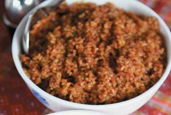 Jadoh: Món cơm nấu với ruột và tiết của lợn hoặc gà này là đặc sản của tộc Jaintia, Đông Bắc Ấn Độ. Jadoh có cách nấu tương tự như cơm Pulao (gạo được xào lên trước khi nấu), nhưng có màu và mùi vị không dễ ăn chút nào.