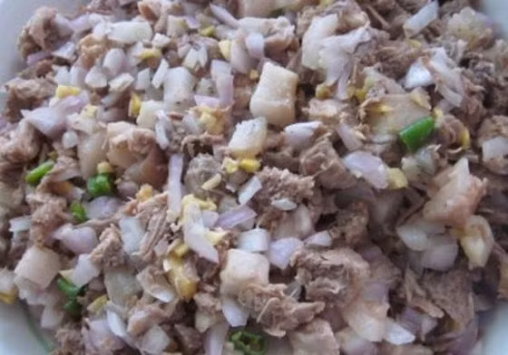 Doh Khileh: Nhìn qua thì món salad có xuất xứ từ bang Meghalaya khá giống món hành trộn thịt bình thường, nhưng điều khiến Doh Khileh đặc biệt là một thành phần không phải ai cũng dám ăn: óc lợn hấp.