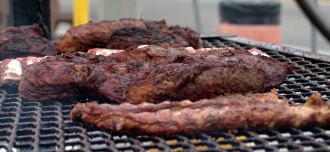 Tilli là lá lách bò được tẩm gia vị và nướng trên than hoa, có mùi như thịt ôi thiu và vị giống như gan. Tuy nhiên, dân địa phương rất thích món ăn này vì theo họ lá lách chứa hàm lượng sắt cao. Du khách phải mất khá lâu mới có thể làm quen được với mùi và vị của món ăn vỉa hè này.