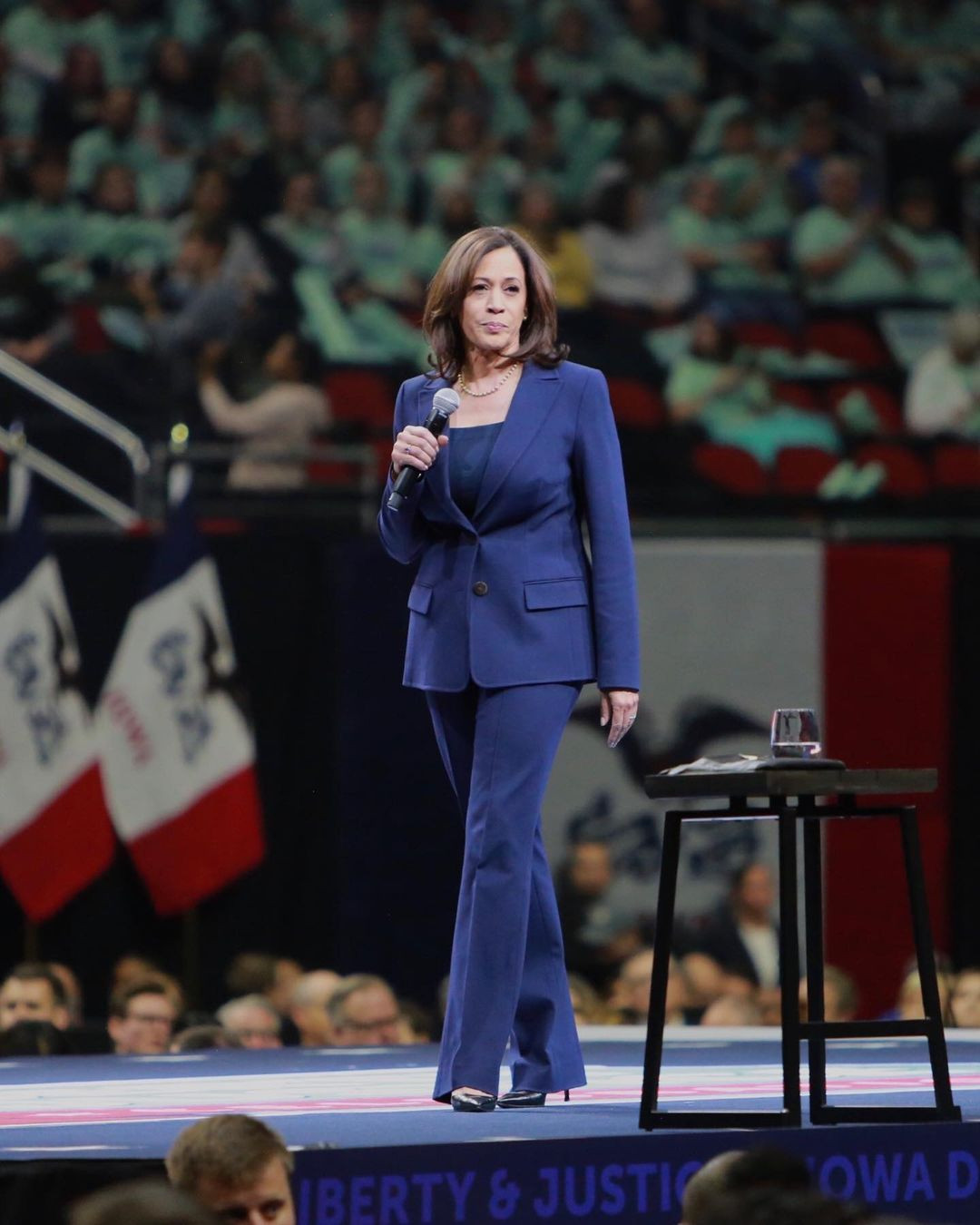 Ngoài đời, nữ Phó Tổng thống đắc cử Kamala Harris cũng thể hiện gu thời trang thanh lịch và sang trọng.