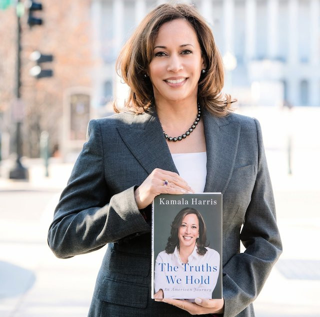 Ngoài ra, sự lựa chọn trang phục của bà Kamala Harris còn mang ý nghĩa “Tôi cứng rắn. Tôi không có thời gian để lãng phí và chúng tôi cần phải hoàn thành công việc".