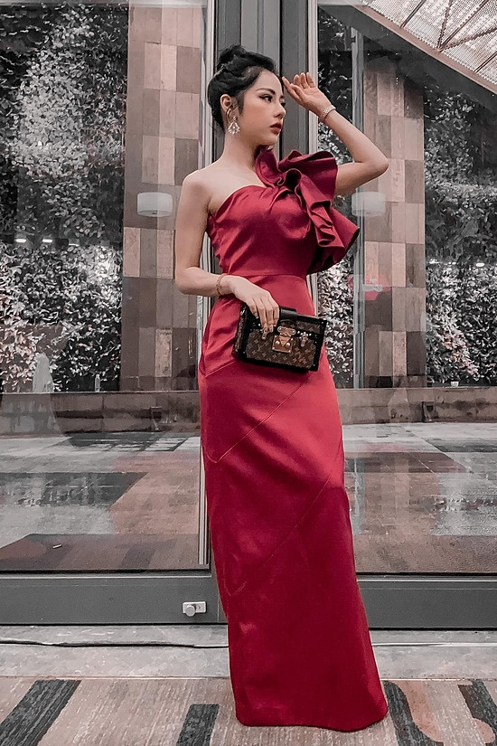 Ngoài gương mặt xinh đẹp và thân hình khiến người nhìn "điêu đứng", Bạch Lan Phương còn sở hữu gu thời trang sành điệu, thời thượng.