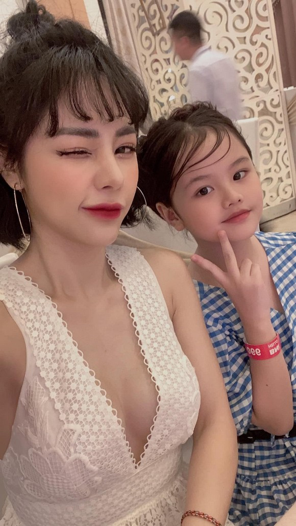 Nàng MC gợi cảm nhí nhảnh bên cạnh cô con gái 8 tuổi. Ảnh: FB, IG.