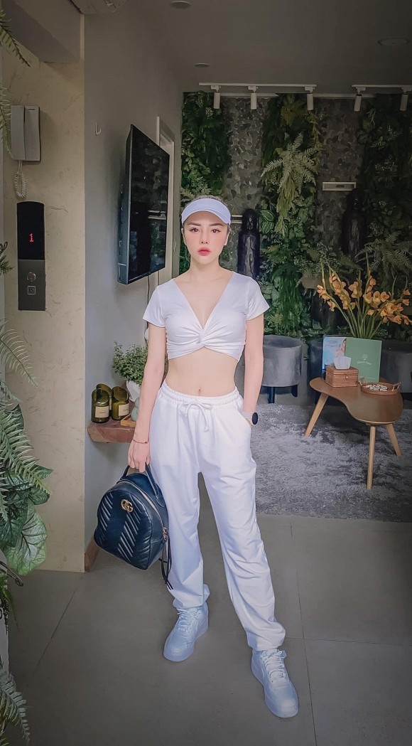 Thân hình săn chắc với bụng phẳng và vòng 3 lớn là thế mạnh của nàng MC đài truyền hình.