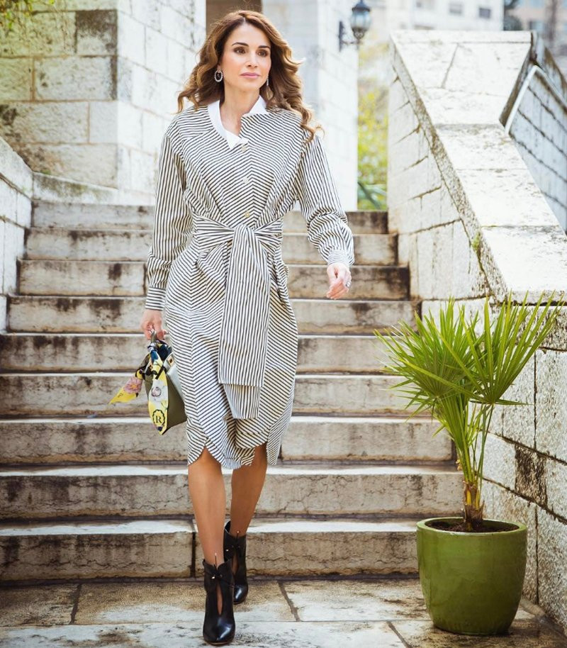 Sô cô la càng sẫm màu thì càng tốt cho sức khỏe, vì vậy bà luôn chọn sô cô la đen. Một điểm đáng chú ý nữa là bà loại bỏ các loại tinh bột xấu khỏi chế độ ăn uống của mình, vì vậy Hoàng hậu không ăn bánh mì và mì ống.