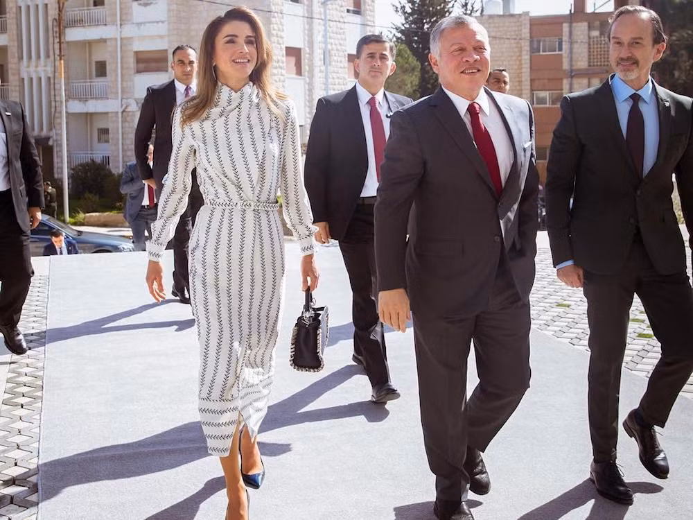 Ngoài ra, bà còn cực kỳ thích những bài tập pilates hoặc thể dục nhịp điệu tích cực. Bà cũng rất thích chạy bộ. Và vì có bốn đứa con, Hoàng hậu thường xuyên phải vận động để chăm sóc cho chúng. Trong một ngày bà hiếm khi có khoảnh khắc được ngồi yên.