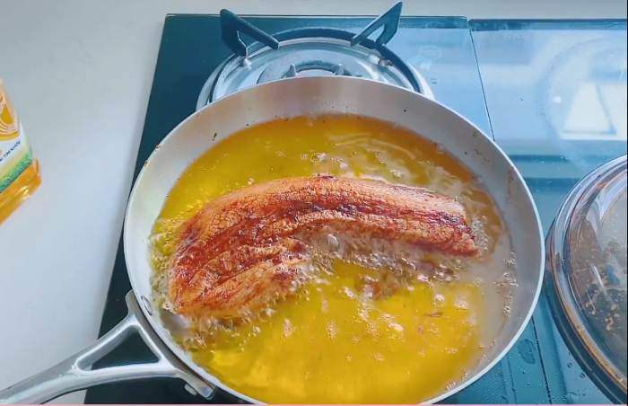 Sau đó đem chiên, lưu ý đổ ngập dầu thì miếng thịt mới giòn ngon, nếu ít dầu, phải chiên lâu khiến miếng thịt bị ngấy mỡ.