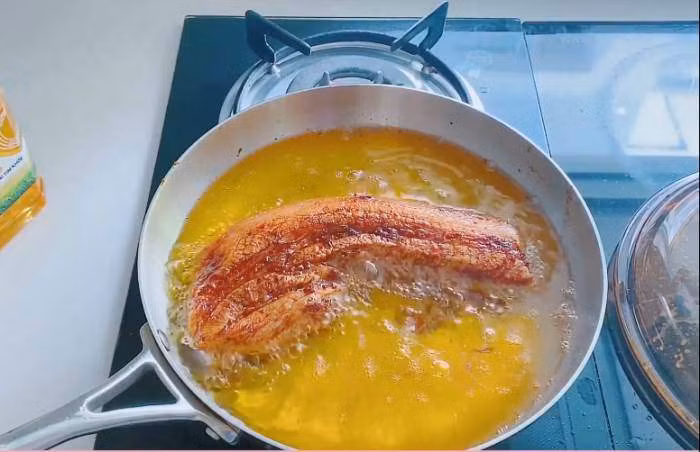 Sau đó đem chiên, lưu ý đổ ngập dầu thì miếng thịt mới giòn ngon, nếu ít dầu, phải chiên lâu khiến miếng thịt bị ngấy mỡ.