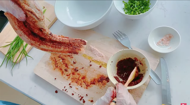 Đầu tiên, nữ ca sĩ chuẩn bị một miếng thịt heo và hẹ được trồng trong vườn nhà, đi kèm là loại muối hồng, rất tốt cho sức khỏe nhưng giá thành hơi cao một chút. Nguyên liệu ướp thịt gồm bột ngũ vị hương. Ngoài ngũ vị hương, công thức còn gồm có 1 muỗng muối hạt, 1 muỗng đường (nên lấy loại đường thô không có chất tẩy) và bột tỏi. Cuối cùng là 1-2 muỗng rượu trắng nhưng tốt nhất là rượu mai quế lộ.