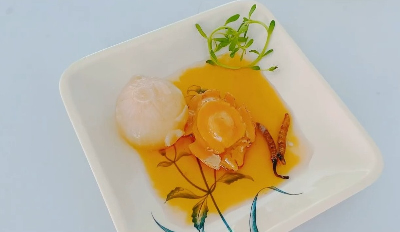 Món bào ngư và đông trùng hạ thảo được Thuỷ Tiên hầm với hành tím, hành tây để nguyên củ, cho thêm 1 chút muối. Hầm qua ngày hôm sau, sau đó cô còn làm nước sốt bào ngư và rưới lên tạo thành món ăn vô cùng đẹp mắt, hấp dẫn.