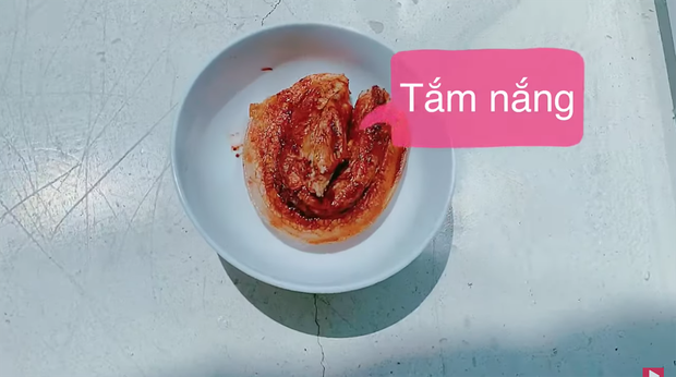 Thịt heo được rửa sạch, thấm bằng giấy cho khô, dùng dao xăm nhiều đường lên da heo để khi dầu tràn vào, chiên da mới giòn ngon. Sau khi luộc thịt chín, bạn xát muối hồng vào phần da heo để khi chiên sẽ nở phồng, giòn rụm. Phần hỗn hợp ngũ vị hương xát đều quanh miếng thịt và để phơi nắng khoảng 20 phút.