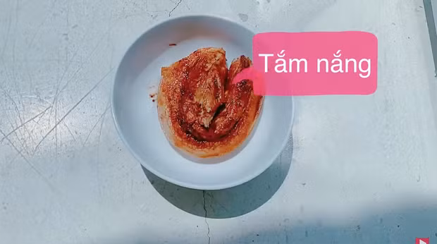 Thịt heo được rửa sạch, thấm bằng giấy cho khô, dùng dao xăm nhiều đường lên da heo để khi dầu tràn vào, chiên da mới giòn ngon. Sau khi luộc thịt chín, bạn xát muối hồng vào phần da heo để khi chiên sẽ nở phồng, giòn rụm. Phần hỗn hợp ngũ vị hương xát đều quanh miếng thịt và để phơi nắng khoảng 20 phút.