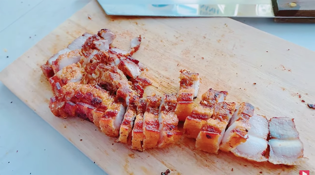 Thành phẩm là miếng thịt heo quay giòn, phần da khi thái còn có tiếng rộp rộp.