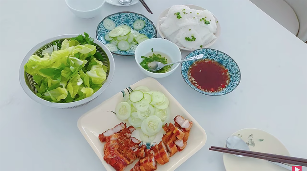 Phần hẹ được rửa sạch, đổ dầu ăn sôi vào thành mỡ hẹ. Món ăn gồm bánh hỏi, rau sống, mỡ hẹ, nước mắm ớt và phần thịt thơm ngon vừa chiên.