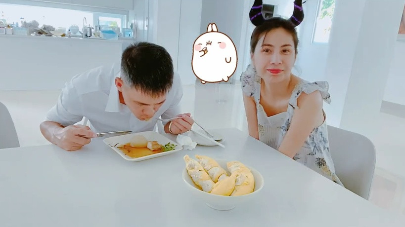 Công Vinh vui sướng thưởng thức món ăn bổ dưỡng, đắt tiền do vợ tự tay nấu cho.