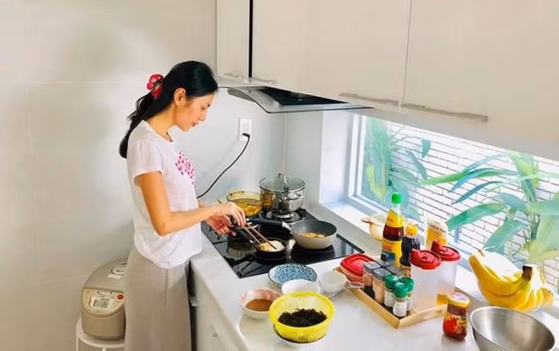 Hình ảnh Thủy Tiên cần mẫn nấu nồi cháo lòng nóng hổi cho Công Vinh nhận được không ít lời khen của người hâm mộ. Bỏ qua vẻ ngoài lung linh trên sân khấu, ngoài đời Thủy Tiên là một người phụ nữ vô cùng đảm đang. Ngoài những giờ diễn, cô dành hết thời gian chăm chút cho mái ấm của gia đình.