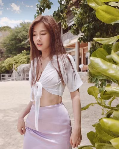 Kiều Trinh diện áo kiểu buộc dây dáng croptop với váy lụa cực sexy.