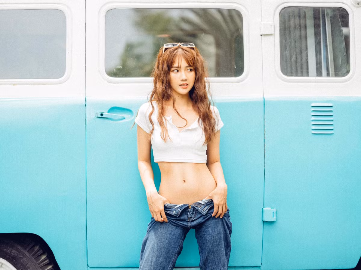 Cô thường xuyên "đốt mắt" người hâm mộ với những thiết kế gợi cảm khoe eo thon.