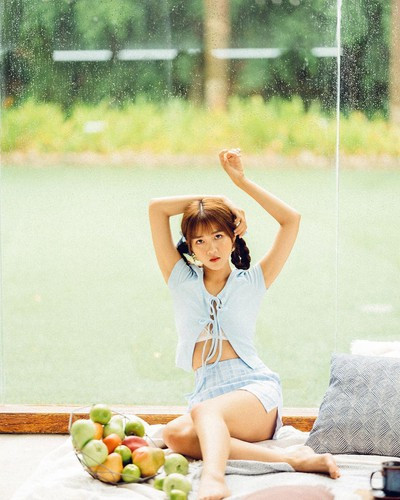 Kiều Trinh từng xuất hiện trong MV của Đan Trường với vai diễn người yêu bởi vậy cô mới có biệt danh "bạn gái Đan Trường". Ngoài đời, cô nàng thu hút chú ý vì hay diện các bộ trang phục gợi cảm.