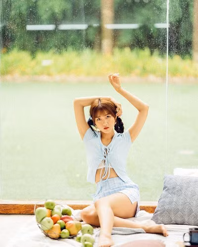 Kiều Trinh từng xuất hiện trong MV của Đan Trường với vai diễn người yêu bởi vậy cô mới có biệt danh "bạn gái Đan Trường". Ngoài đời, cô nàng thu hút chú ý vì hay diện các bộ trang phục gợi cảm.