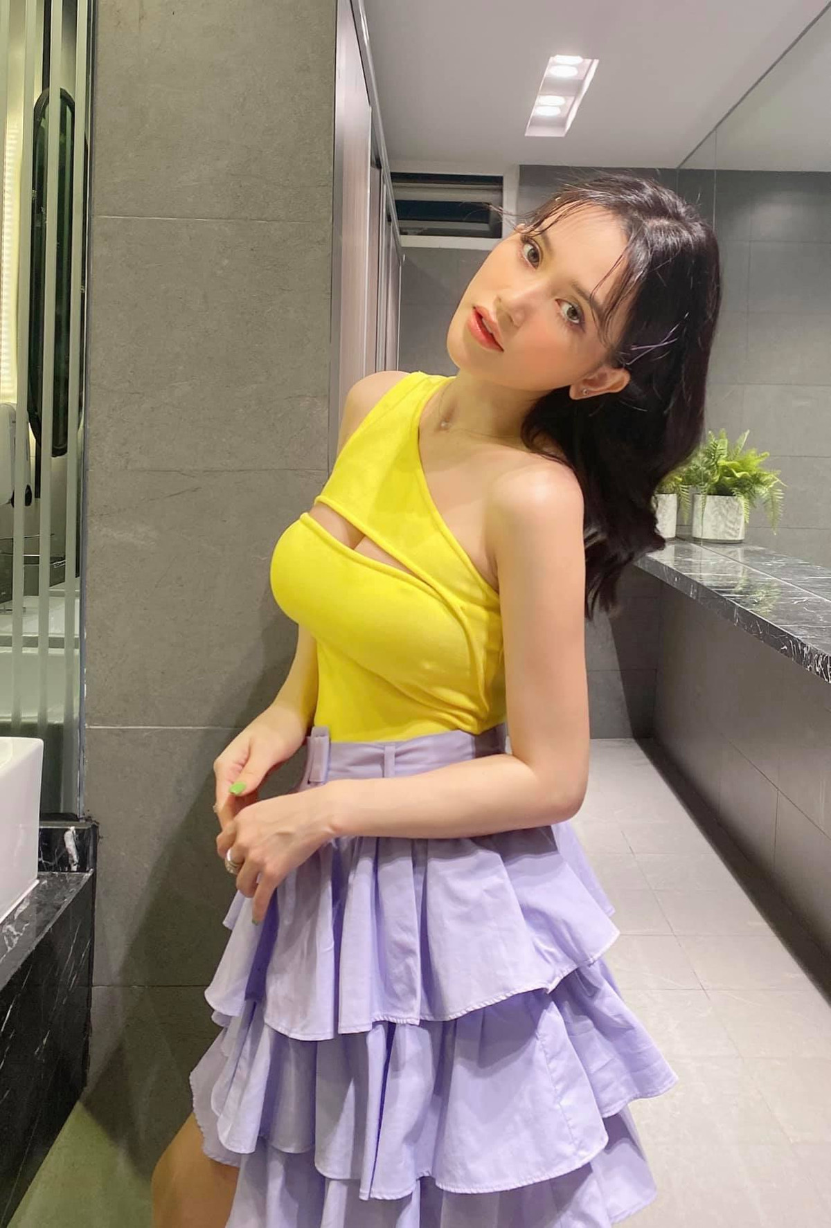 Không sở hữu chiều cao như người mẫu nhưng Sĩ Thanh lại có vóc dáng khá cân đối cùng gương mặt khả ái nên cô khá tự tin với trang phục gợi cảm khoe vòng một đầy đặn.