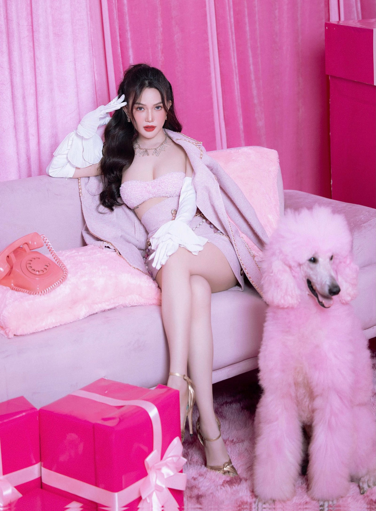 Trong suốt sự nghiệp của mình, Sĩ Thanh không ít lần gây tranh cãi bởi phong cách thời trang gợi cảm quá đà, trong đó có nhiều lần ăn mặc hở bạo tới phản cảm.