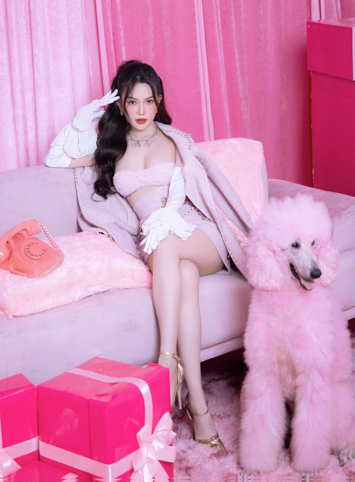 Trong suốt sự nghiệp của mình, Sĩ Thanh không ít lần gây tranh cãi bởi phong cách thời trang gợi cảm quá đà, trong đó có nhiều lần ăn mặc hở bạo tới phản cảm.